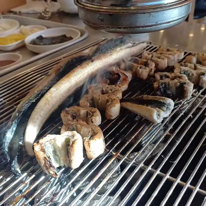 장어 굽는 모습 2