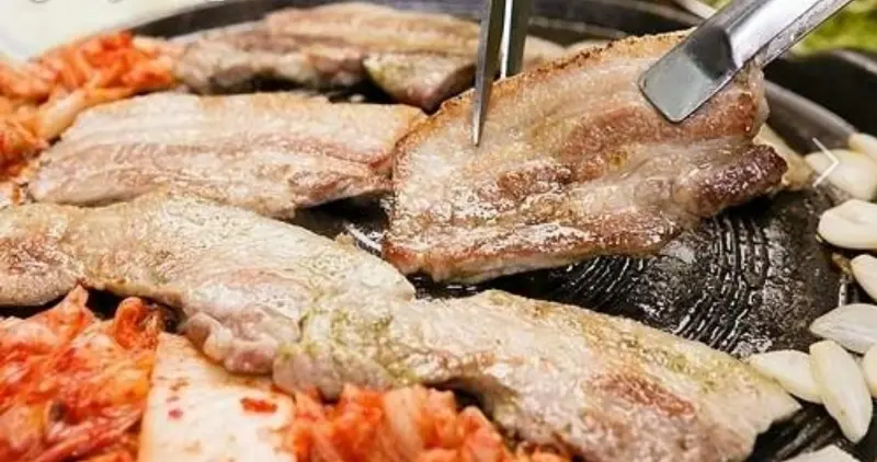 잘 구워진 삼겹살