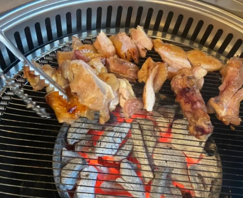 숯불 위에서 구워지는 닭갈비