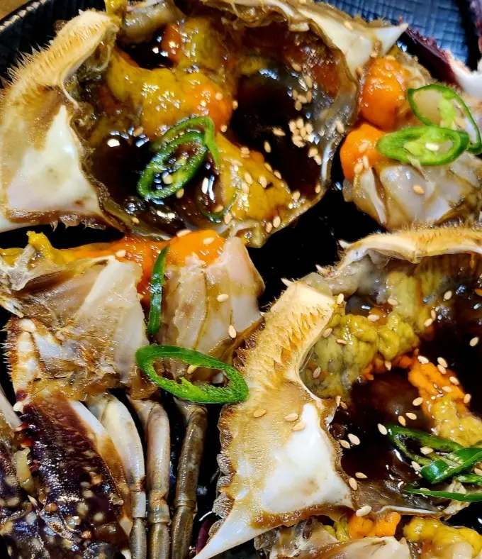 간장게장 속 알의 풍성함을 보여주는 사진