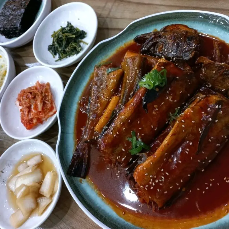 정갈하게 담겨 나온 밑반찬