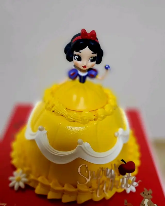 백설공주 캐릭터가 장식된 케이크