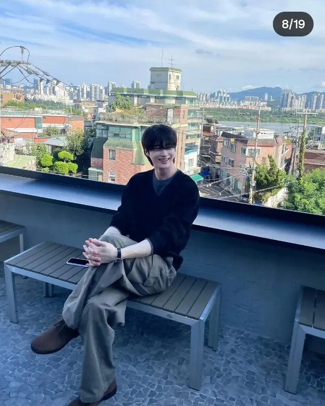 컴포즈커피에서 커피를 즐기는 사람들