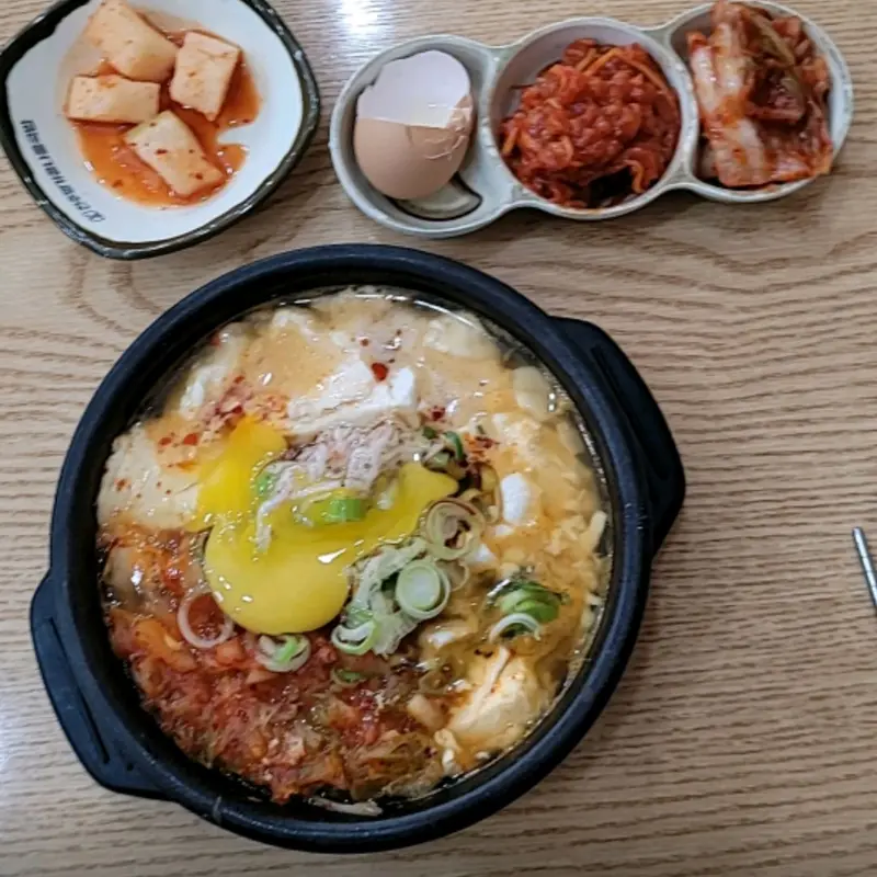 가게 내부 벽면에 빼곡하게 적힌 손님들의 낙서