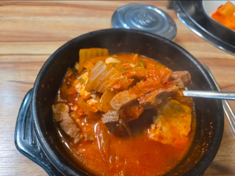 고기가 듬뿍 들어간 김치찌개