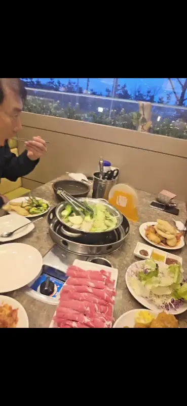 통창으로 보이는 바깥 풍경