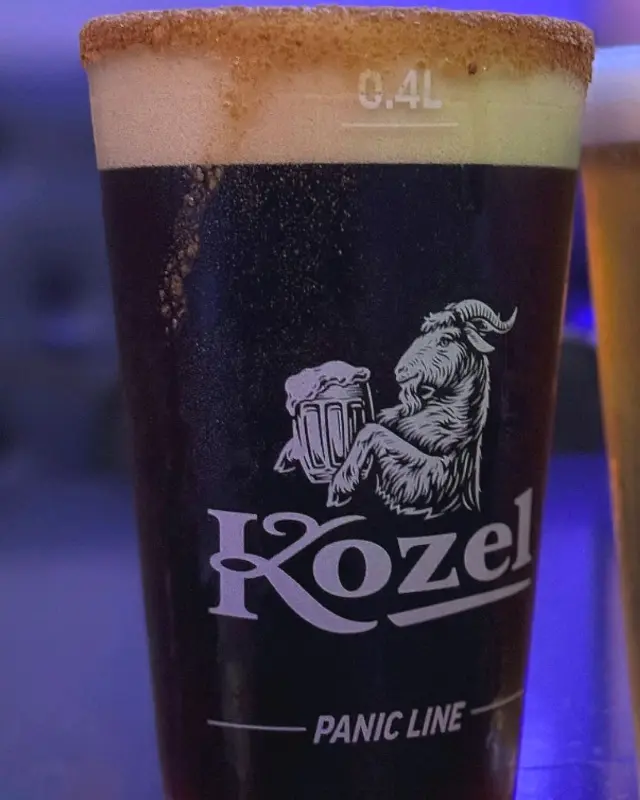 시나몬 가루가 듬뿍 뿌려진 코젤 다크