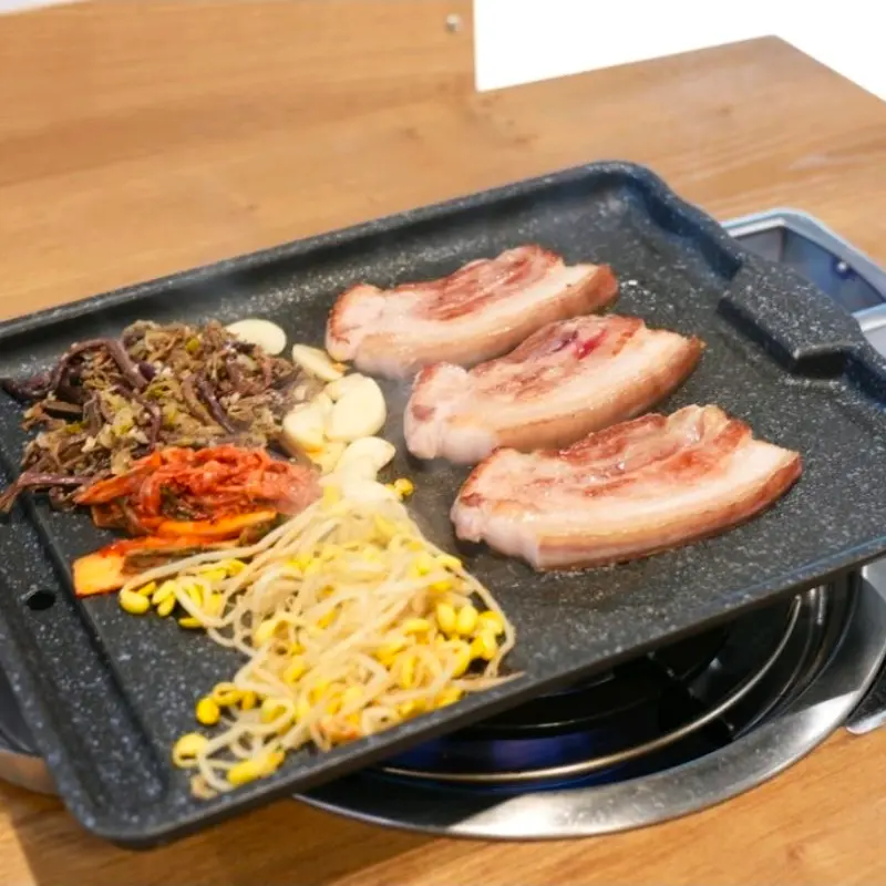 숯불 위에 구워지는 흑돼지 오겹살