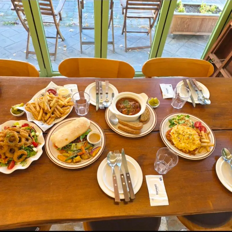 다양한 브런치 메뉴가 놓인 테이블 전경