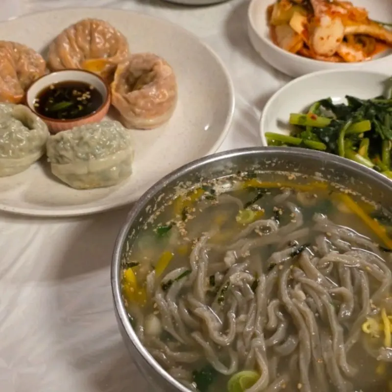 뽀얀 국물이 인상적인 들깨칼국수