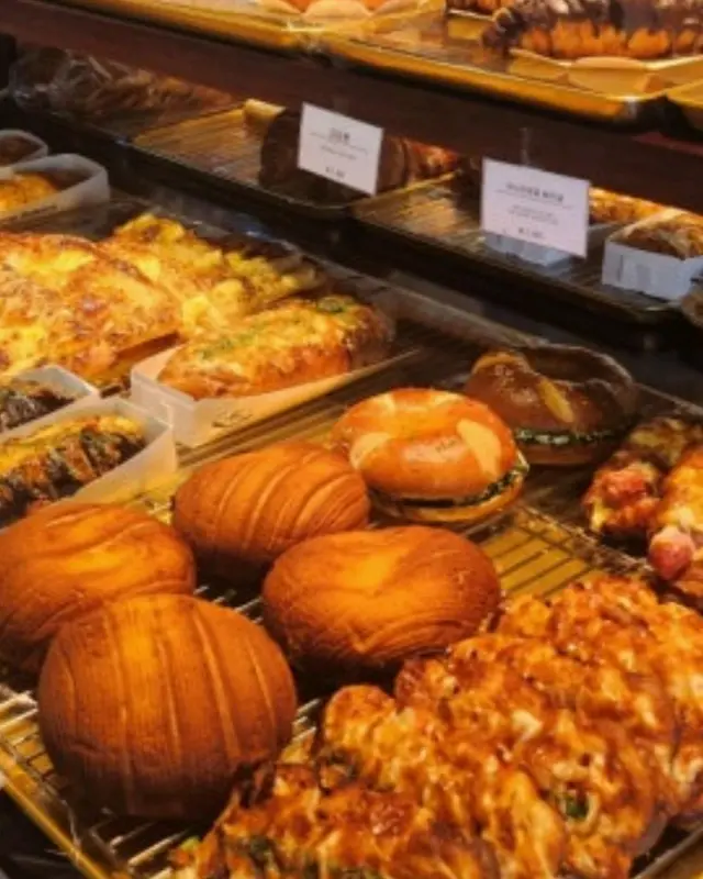 다양한 빵들이 진열된 모습