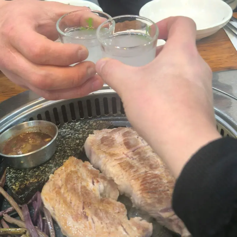 삼겹살과 술잔