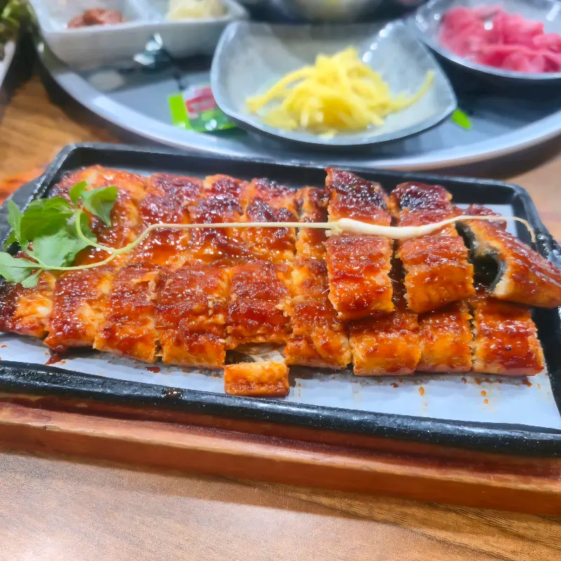 윤기가 흐르는 장어구이