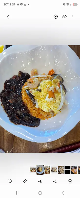 볶음밥과 짜장 소스의 조화