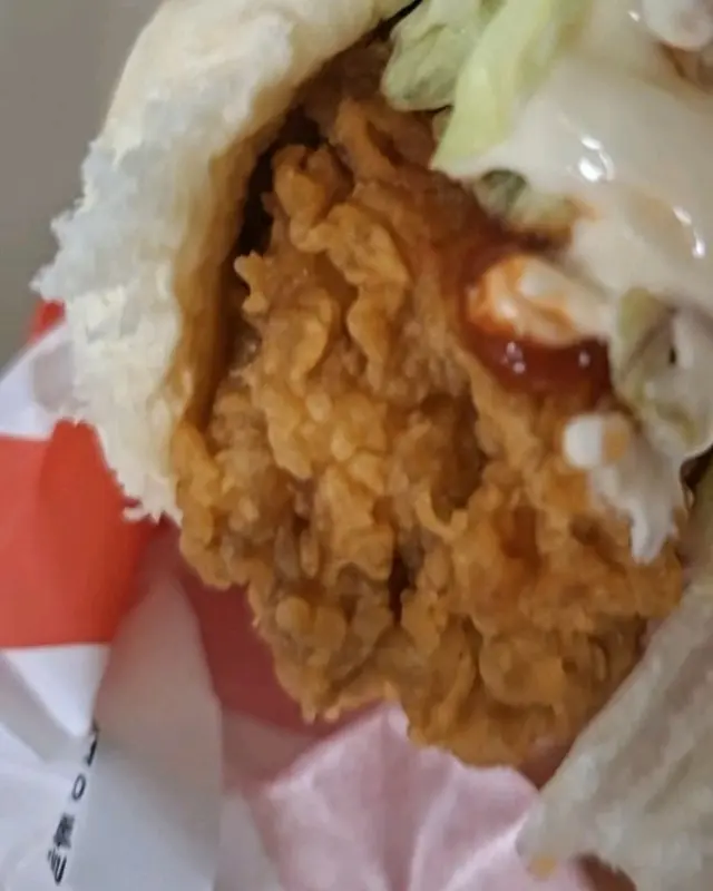 두툼한 닭가슴살 필렛이 인상적인 징거버거