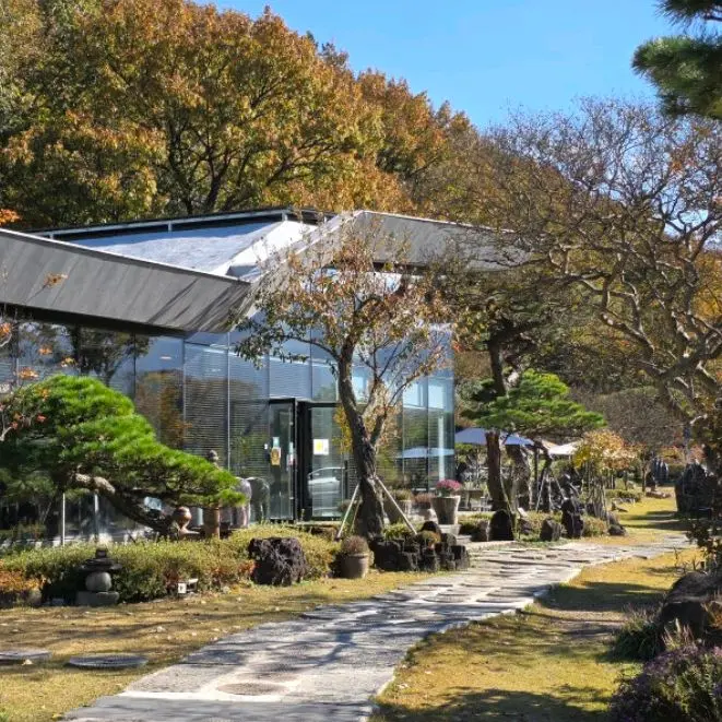 정원과 카페 건물 외관