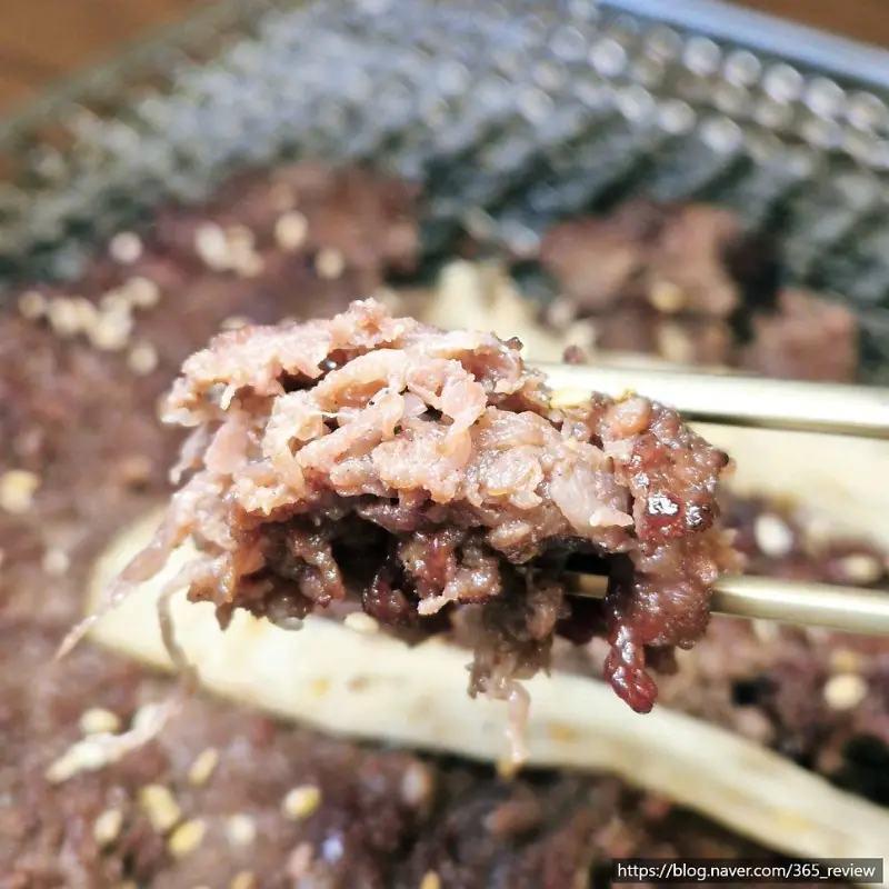 젓가락으로 집어 올린 언양불고기의 단면