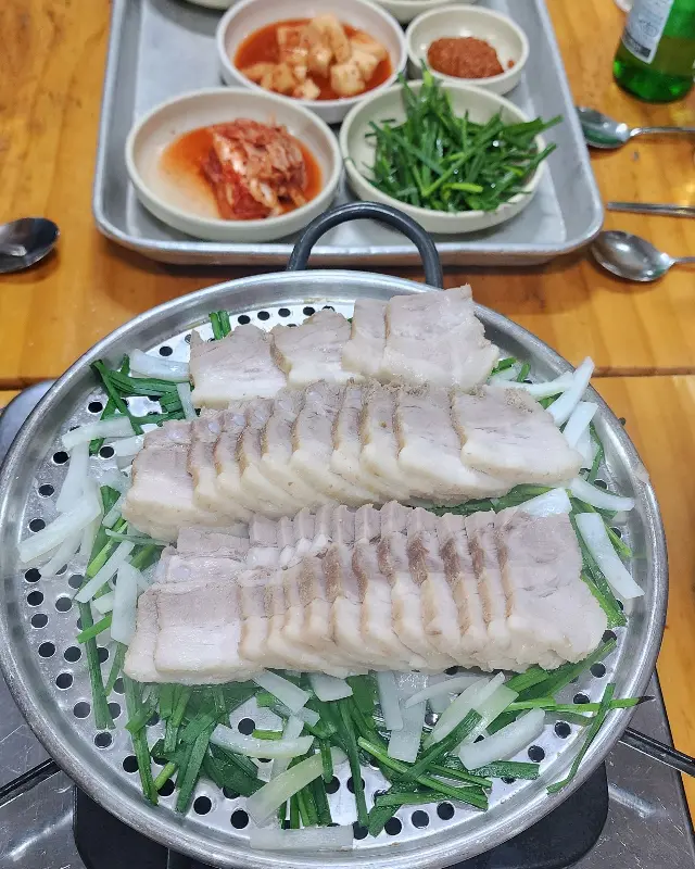 수육 백반의 푸짐한 비주얼