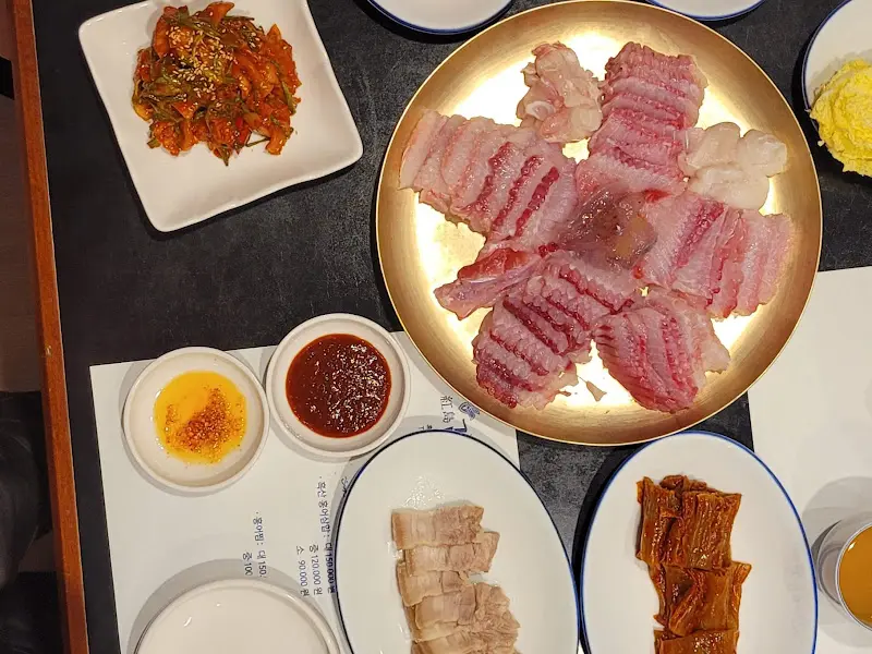 홍어회, 묵은지, 수육