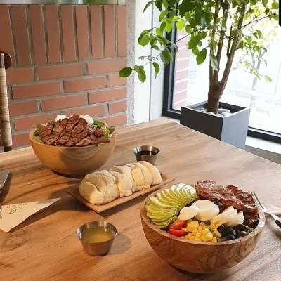 깔끔하고 모던한 분위기의 매장 인테리어