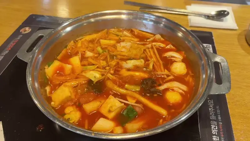 테이블 위에서 맛있게 끓고 있는 떡볶이