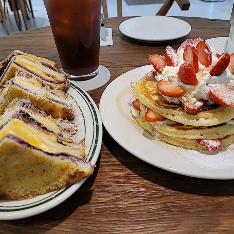 환상적인 비주얼의 딸기 팬케이크와 쉬림프 에그 샌드위치