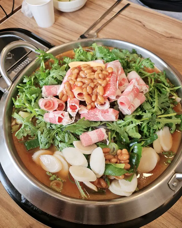 푸짐한 부대찌개의 모습