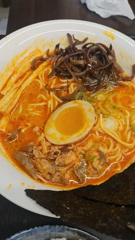 크리스마스 분위기의 산카쿠 내부