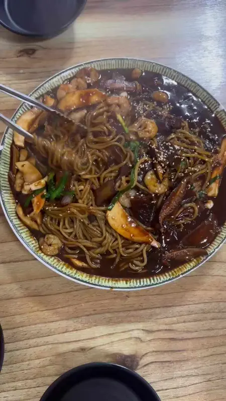 윤기가 자르르 흐르는 쟁반짜장의 향연