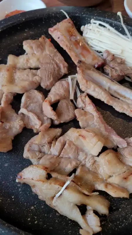 돌판 위에서 익어가는 돼지갈비