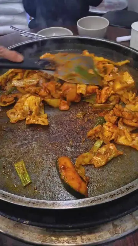 닭갈비가 익어가는 모습