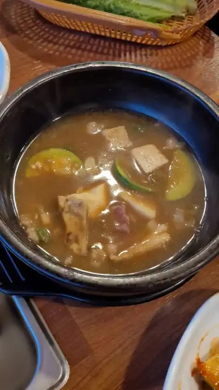 두부, 호박 등이 푸짐하게 들어간 된장찌개