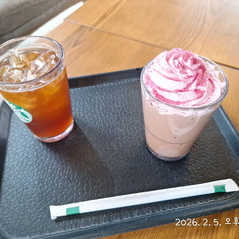 음료 두 잔이 놓인 쟁반