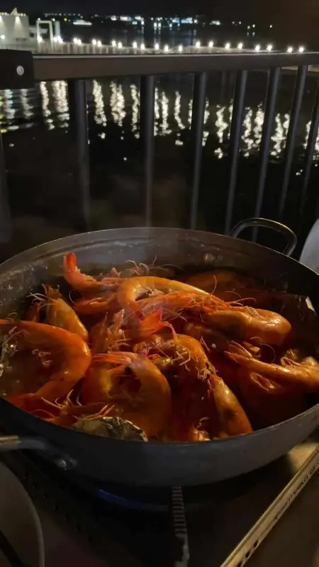 저녁에 즐기는 새우구이