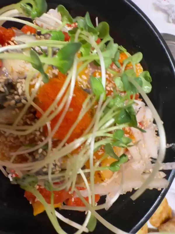 신선한 해산물이 가득한 황궁물회의 활어물회