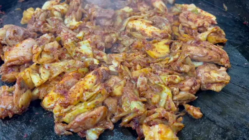 닭갈비 볶는 모습