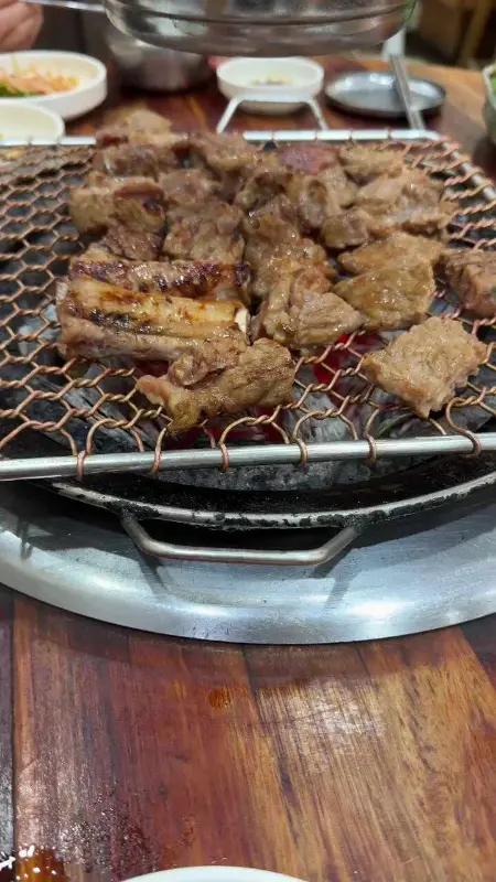 숯불 위에서 구워지는 돼지갈비