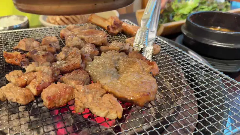 불판 위에서 익어가는 돼지갈비