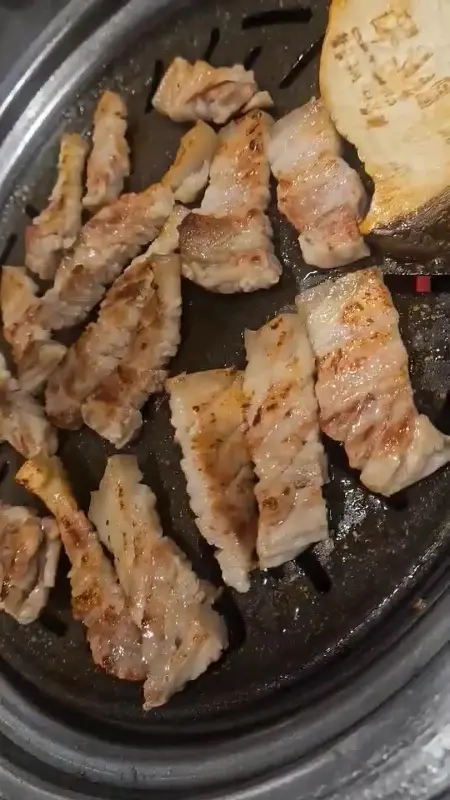 숯불 위에서 노릇하게 구워지는 오겹살