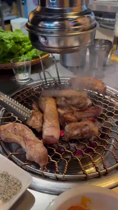 숯불 위에서 익어가는 뼈갈비