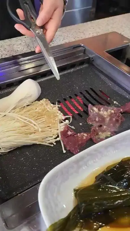 곱창을 먹기 좋게 잘라주는 모습