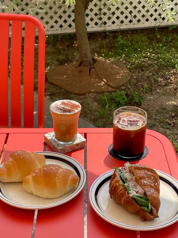 힙한 분위기 속에서 즐기는 여유