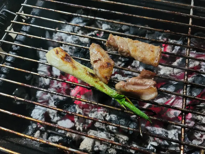 숯불 위에서 구워지는 고기