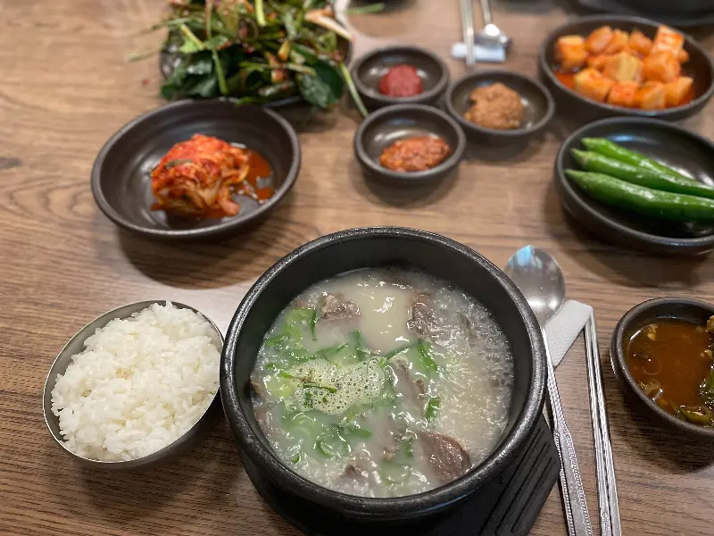 곰탕과 함께 차려진 정갈한 밑반찬