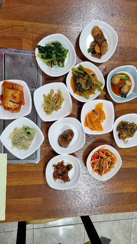 푸짐하게 차려진 밑반찬들의 모습