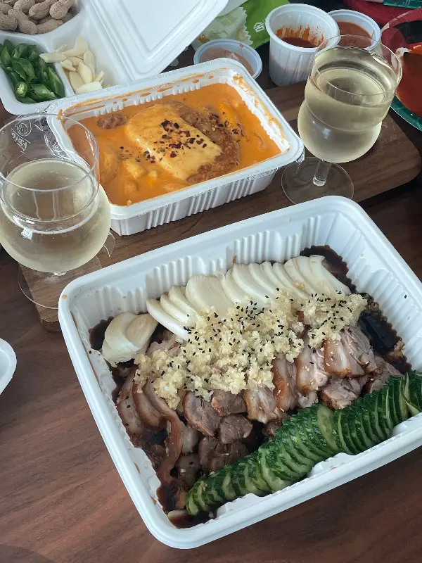 족발과 함께 즐기는 비빔국수