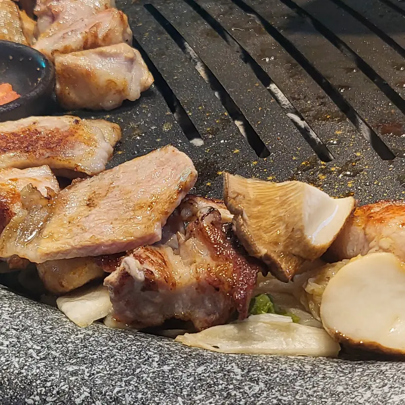 잘 구워진 흑돼지