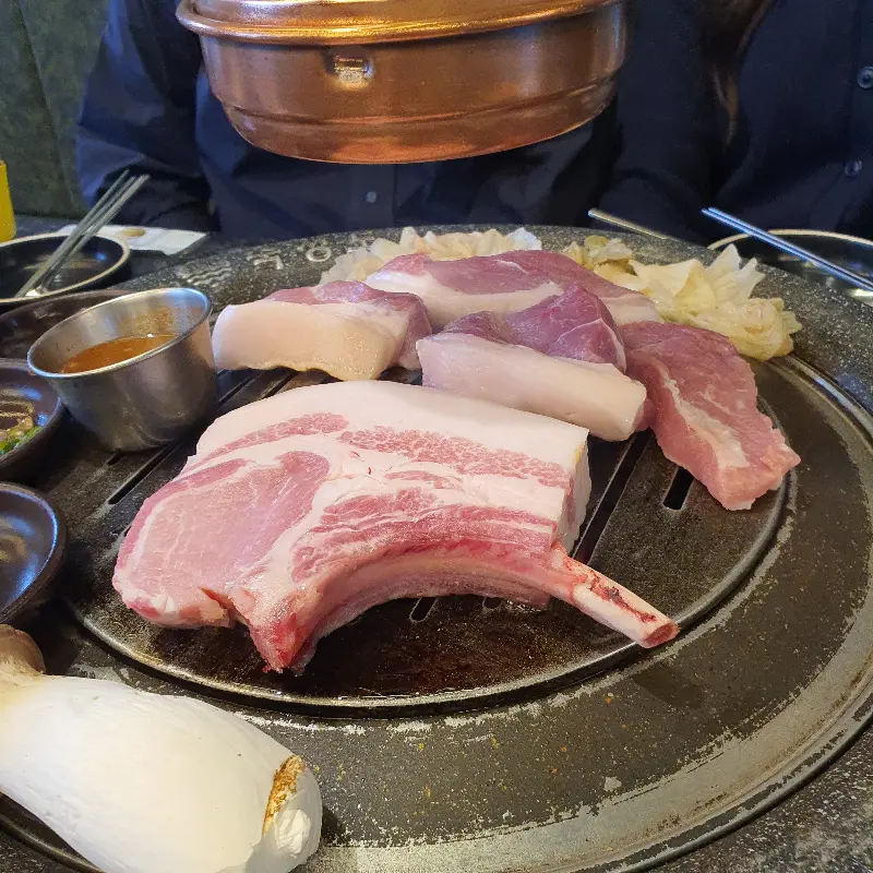 잘 익은 흑돼지 뼈등심