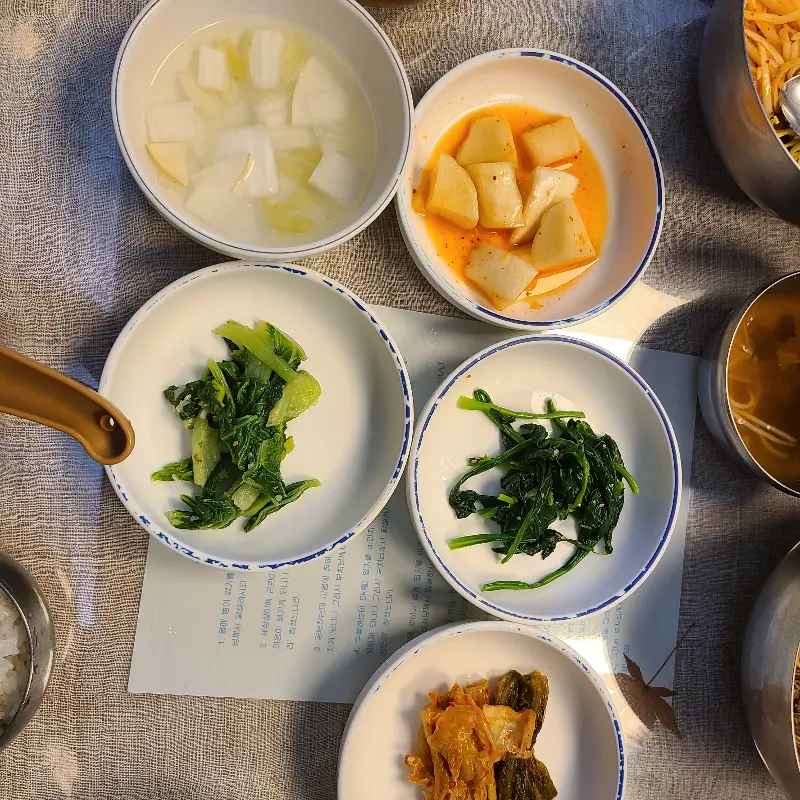 정갈한 밑반찬들이 산채비빔밥의 맛을 돋운다