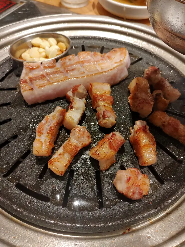 노릇하게 구워진 삼겹살